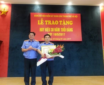 VIỆN KIỂM SÁT NHÂN DÂN THÀNH PHỐ HÀ NỘI TỔ CHỨC LỄ TRAO TẶNG HUY HIỆU 30 NĂM...